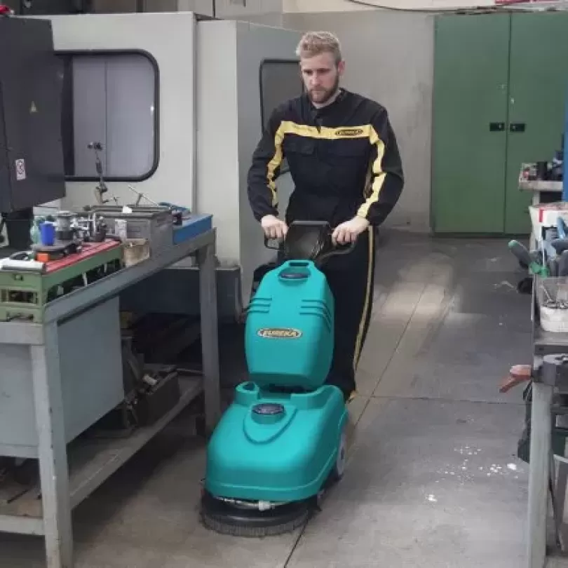 Máy chà sàn liên hợp đẩy tay hoạt động bằng ắc quy Eureka