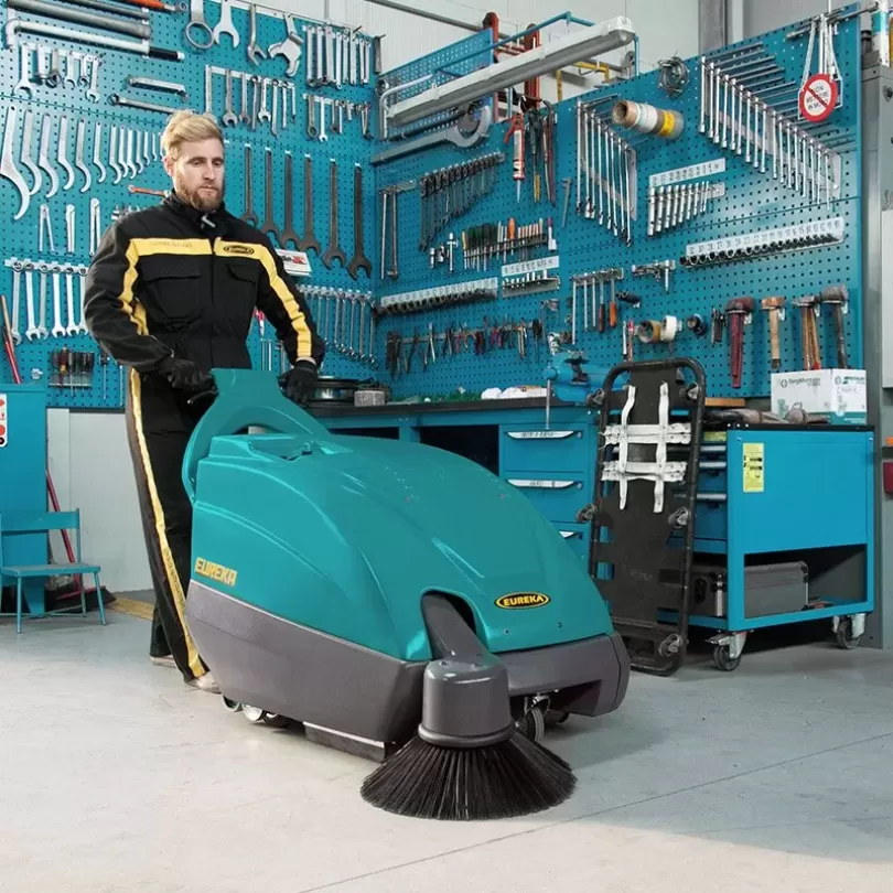 Máy quét rác đẩy tay hoạt động bằng ắc quy Eureka