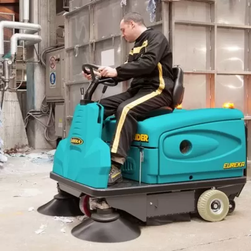 Máy quét rác ngồi lái hoạt động bằng động cơ nổ Eureka