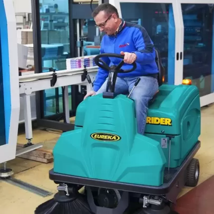 Máy quét rác ngồi lái hoạt động bằng động cơ nổ Eureka