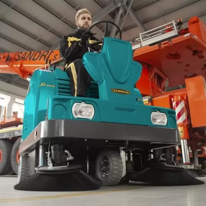 Máy quét rác ngồi lái hoạt động bằng ắc quy Eureka