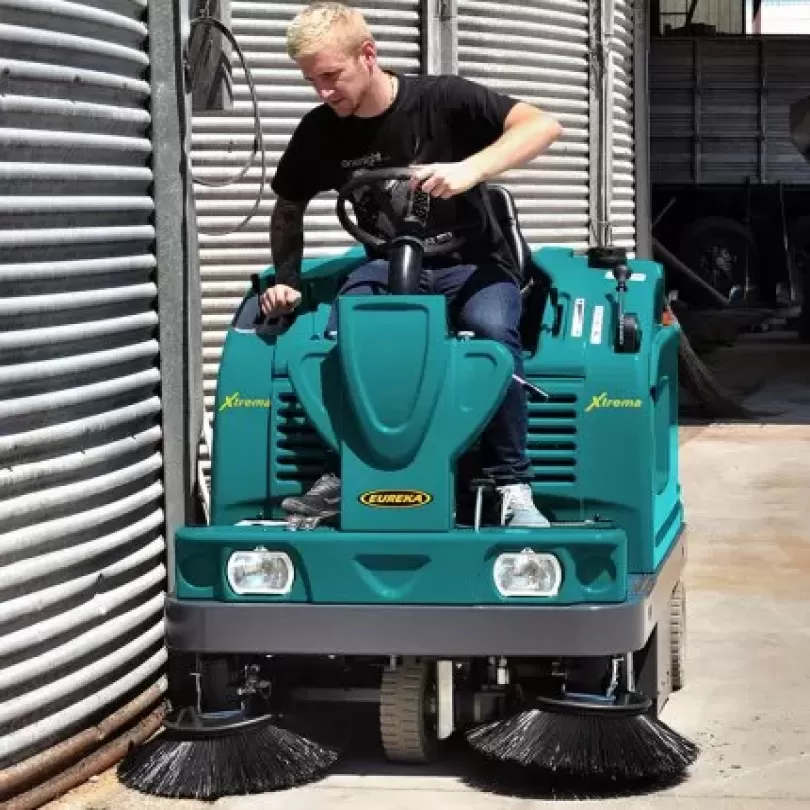 Máy quét rác ngồi lái hoạt động bằng ắc quy Eureka