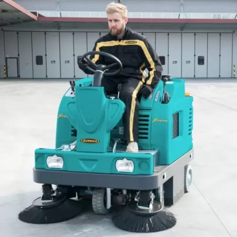 Máy quét rác ngồi lái hoạt động bằng ắc quy Eureka